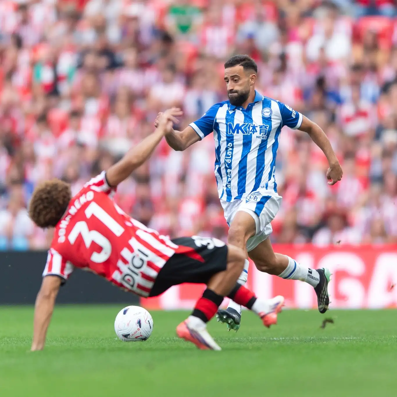 Futbolistas del Athletic Club y Alaves durante el encuentro