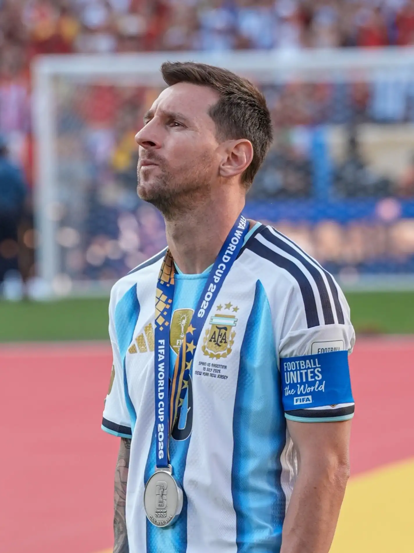 Lionel Messi con la medalla y la camiseta de la selección argentina