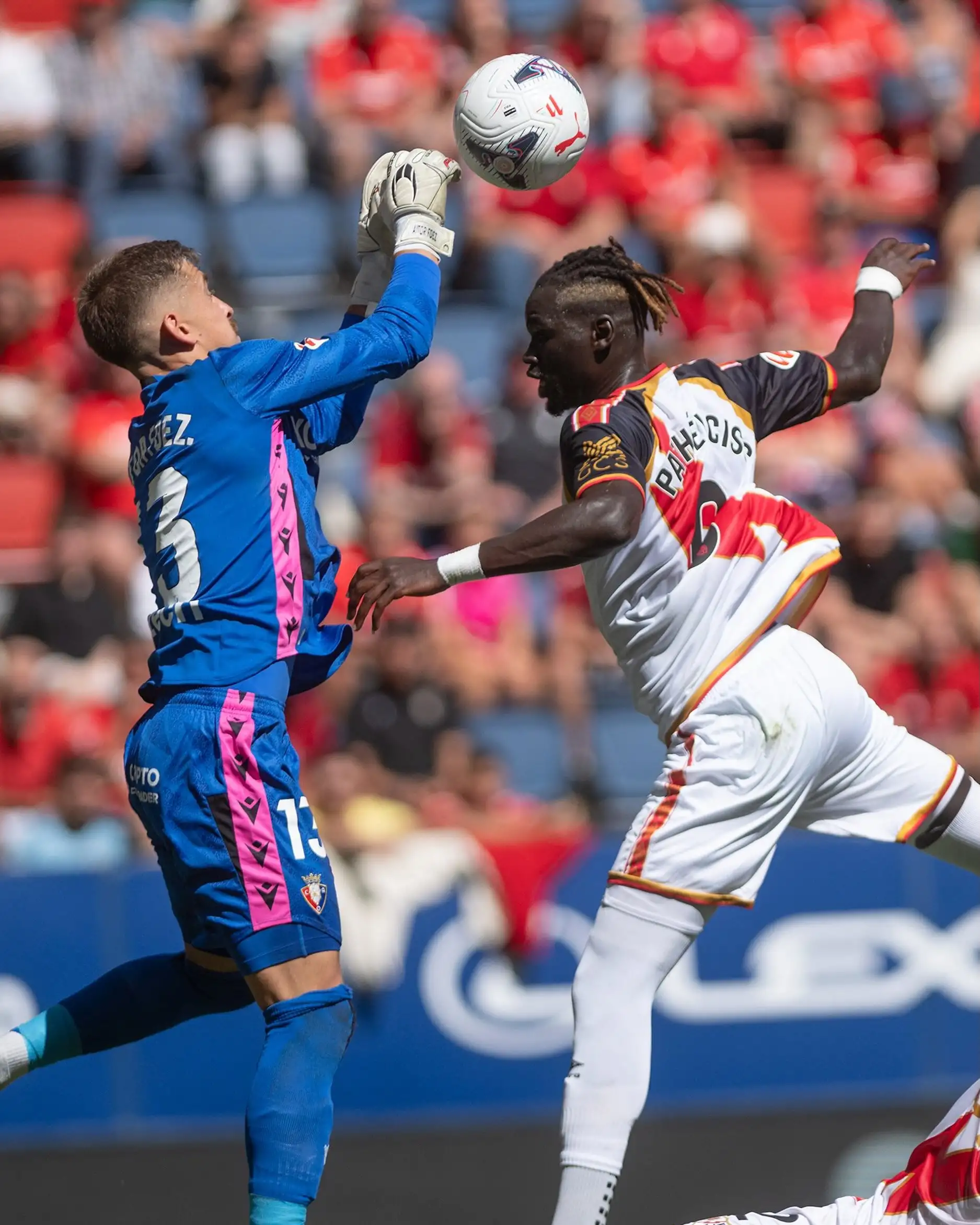 Acción de juego entre Osasuna y Rayo Vallecano en El Sadar, imagen completa