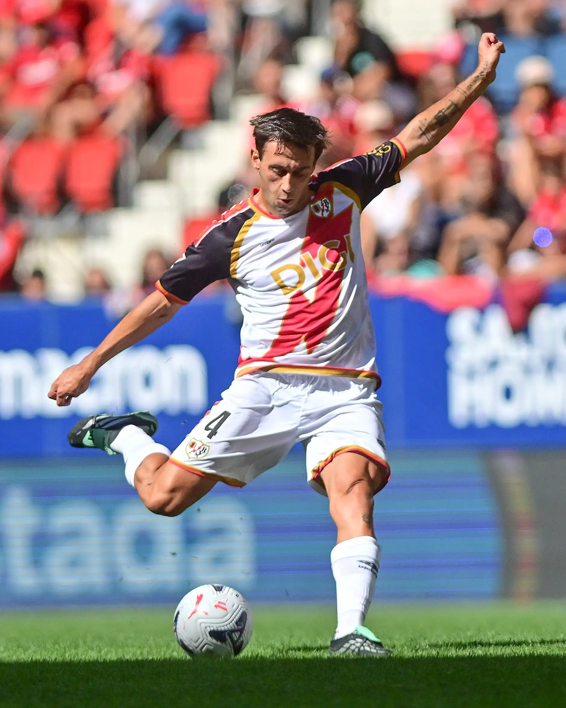 Duelo por el balón entre Osasuna y Rayo Vallecano, imagen completa
