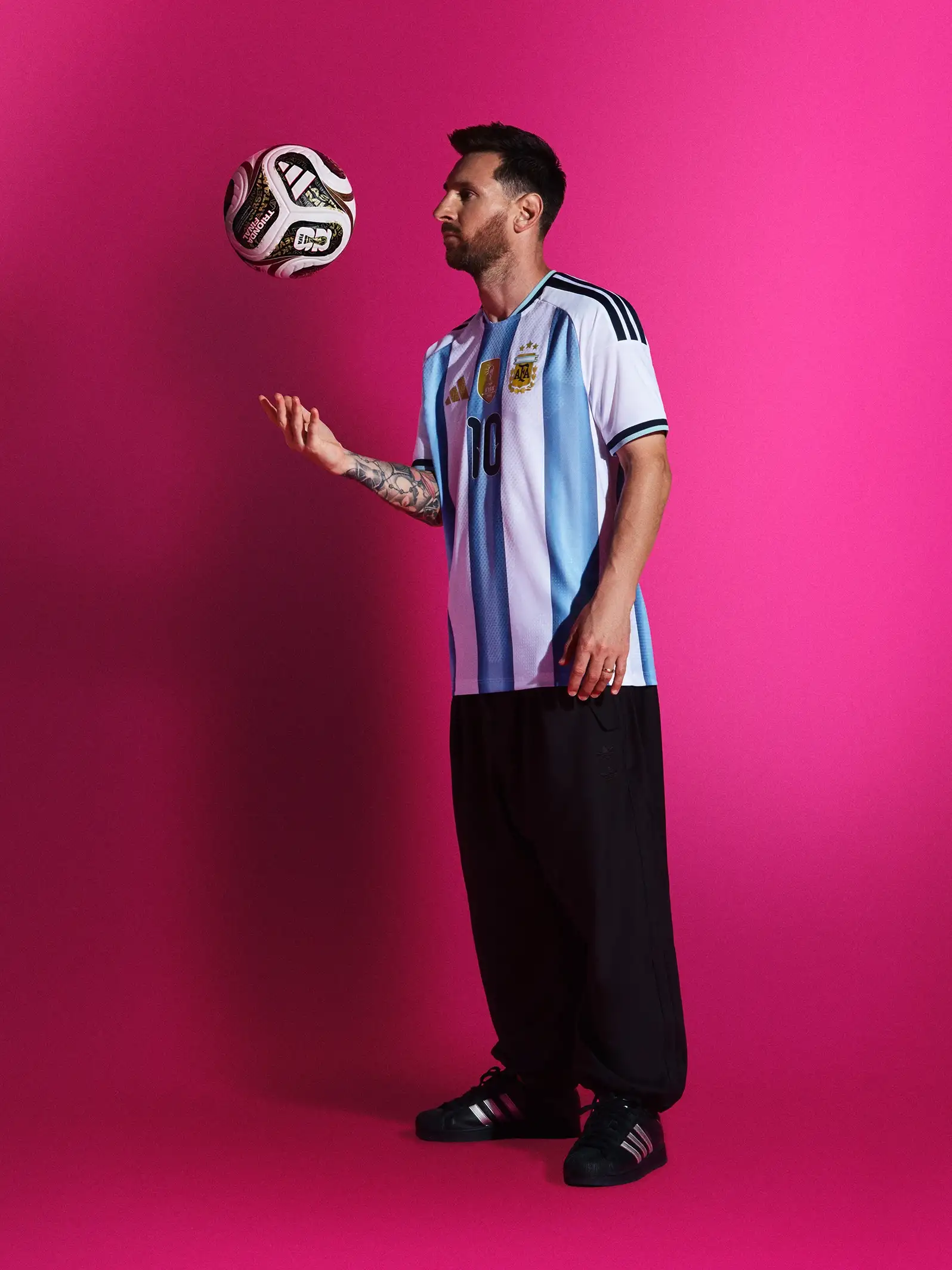 Lionel Messi con la camiseta de Argentina junto a un balón