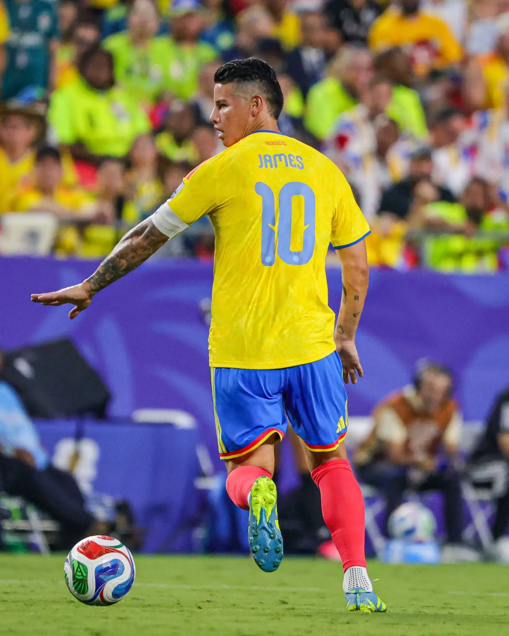 James Rodríguez de espaldas con la camiseta número 10 de Colombia