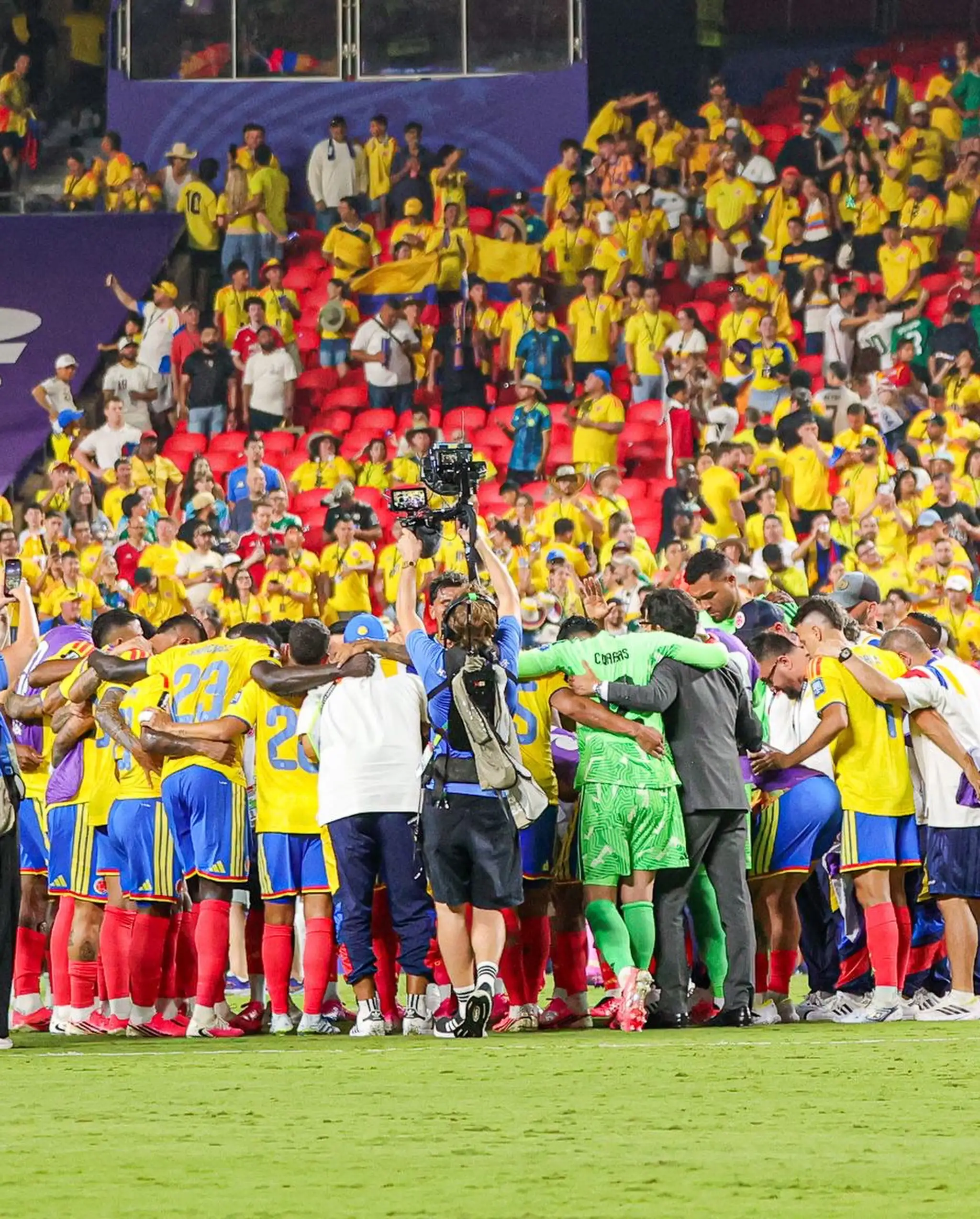 James Rodríguez junto a sus compañeros de la Selección Colombia ante la afición